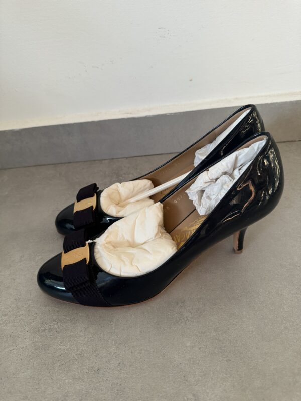 ⁦נעלי עקב Salvatore Ferragamo Dark Blue Pumps⁩ – תמונה ⁦2⁩