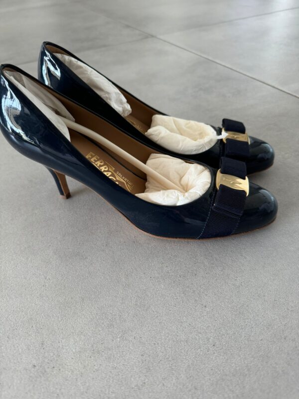 ⁦נעלי עקב Salvatore Ferragamo Dark Blue Pumps⁩ – תמונה ⁦6⁩
