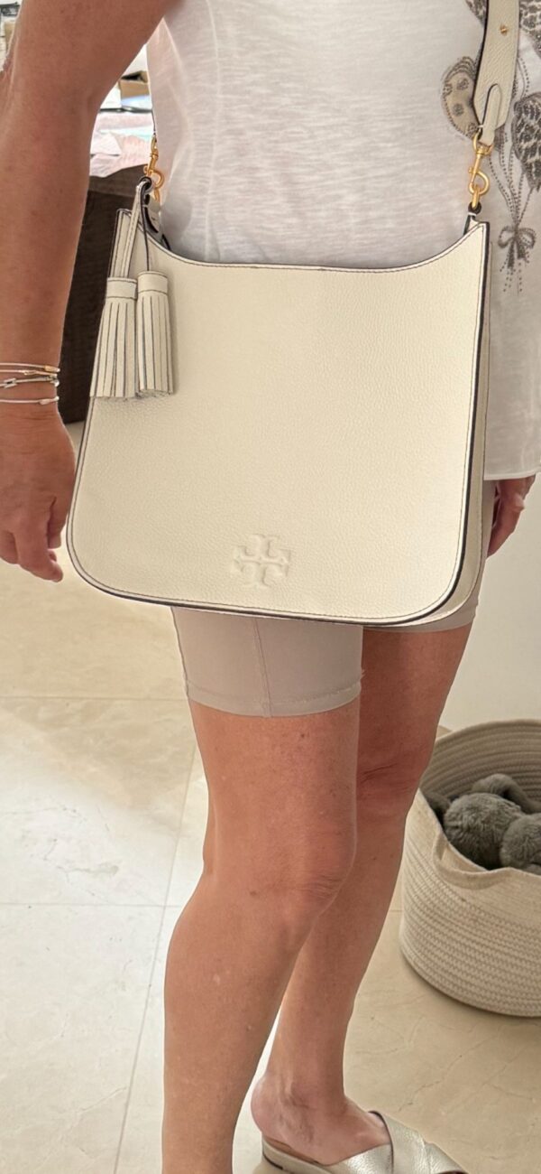 ⁦תיק צד Tory Burch Thea Shoulder Bag New Ivory⁩ – תמונה ⁦3⁩