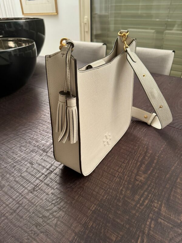 ⁦תיק צד Tory Burch Thea Shoulder Bag New Ivory⁩ – תמונה ⁦4⁩