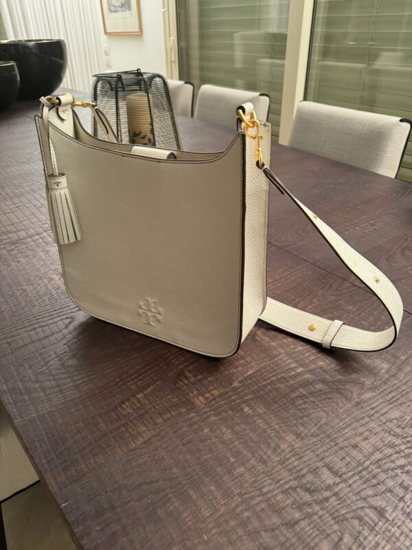 ⁦תיק צד Tory Burch Thea Shoulder Bag New Ivory⁩ – תמונה ⁦2⁩