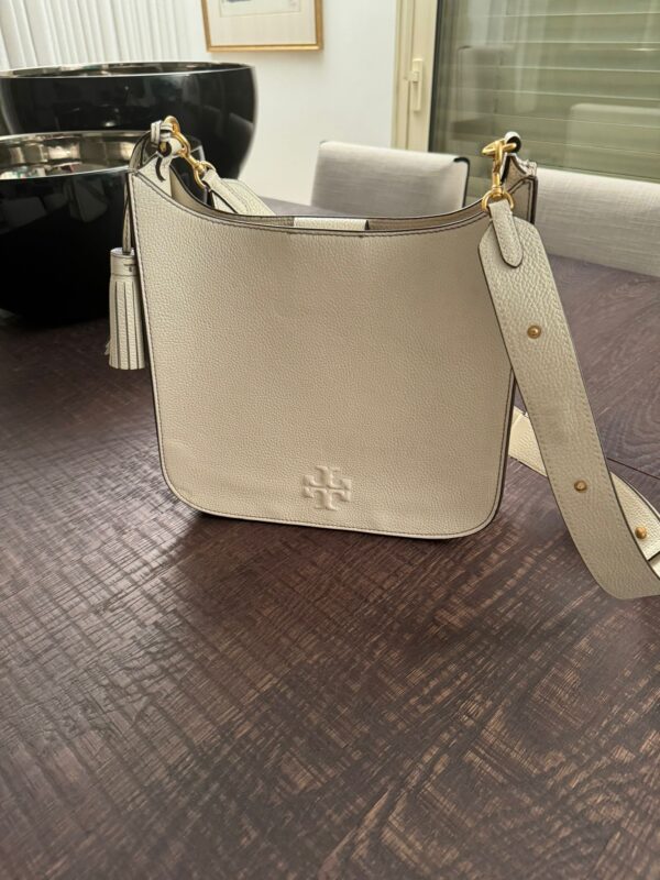 ⁦תיק צד Tory Burch Thea Shoulder Bag New Ivory⁩ – תמונה ⁦5⁩