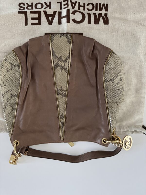⁦תיק כתף Michael Kors Sand Python Leather Shoulder Bag⁩ – תמונה ⁦4⁩