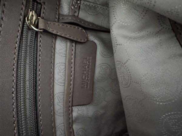 ⁦תיק כתף Michael Kors Sand Python Leather Shoulder Bag⁩ – תמונה ⁦6⁩