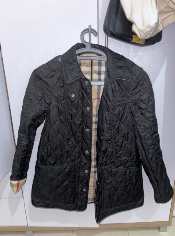 ⁦מעיל טרנץ' ורוח Burberry⁩ – תמונה ⁦4⁩