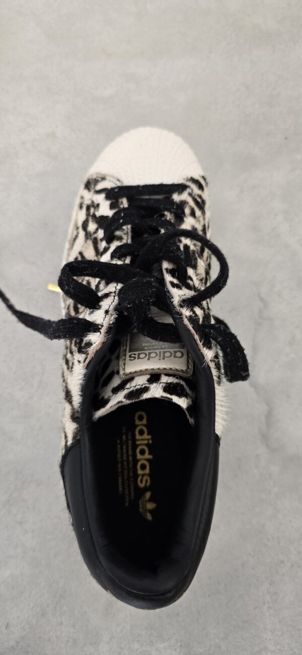 ⁦סניקרס Adidas זברה⁩ – תמונה ⁦2⁩